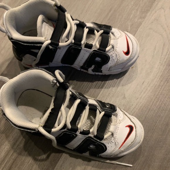 Kids gently used Nike in size 12.5 - Picture 1 of 6